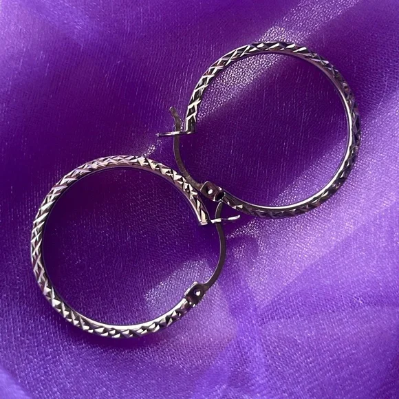 1 inch Diamond-Cut Oval Hoop Earrings in 14K White Gold - Picture 9 of 9